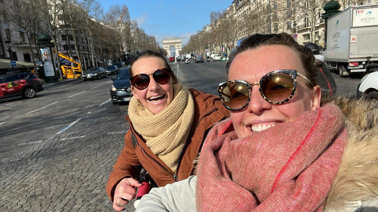 Maaike en Anna in Parijs